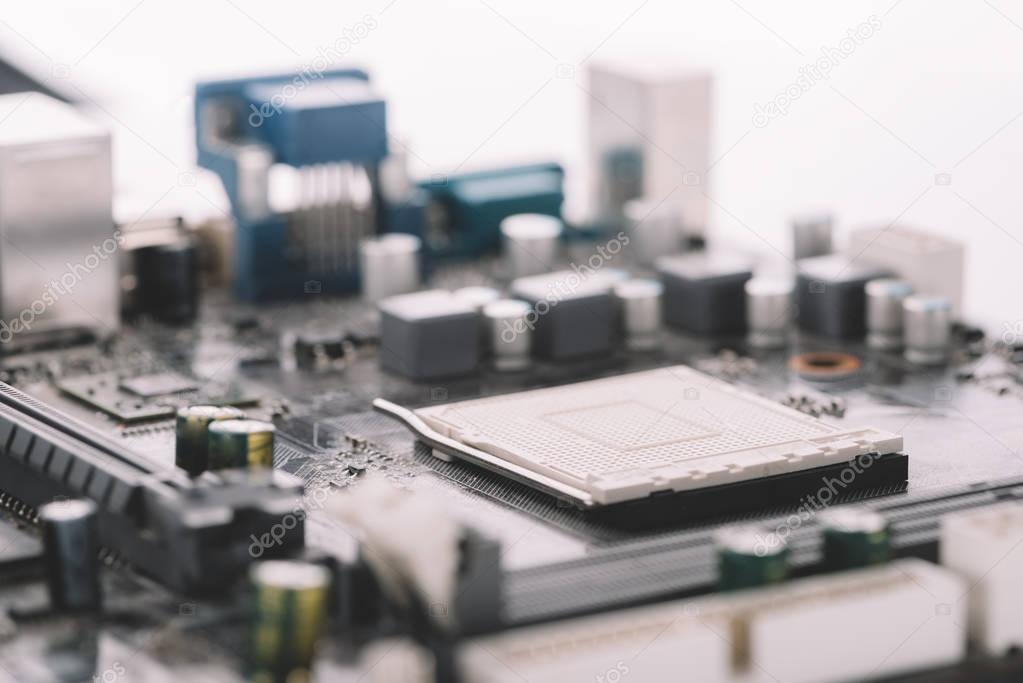 Desktop-PC mit Bildschirm auf einem Schreibtisch