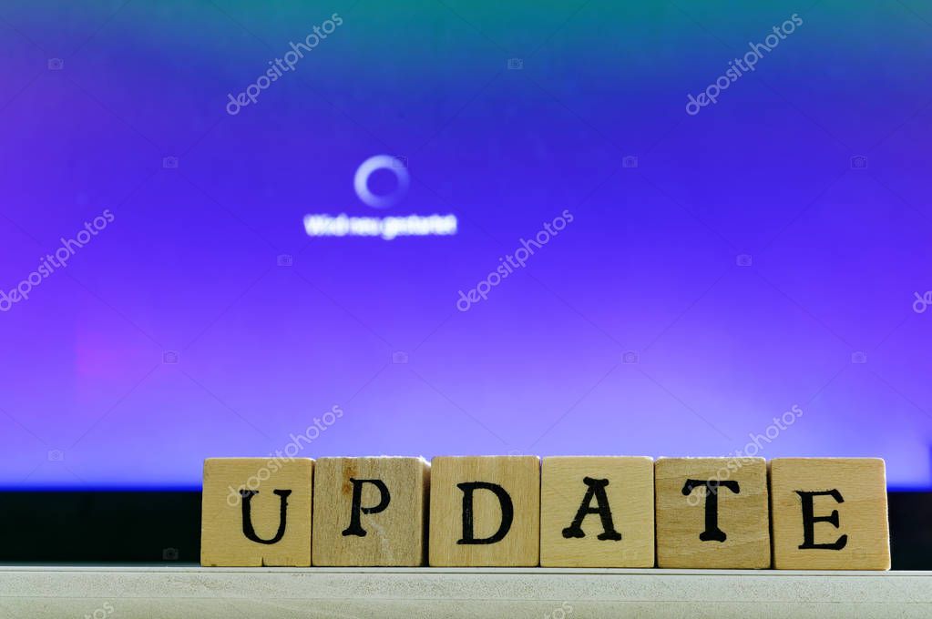 Windows-Updatefenster auf einem Bildschirm