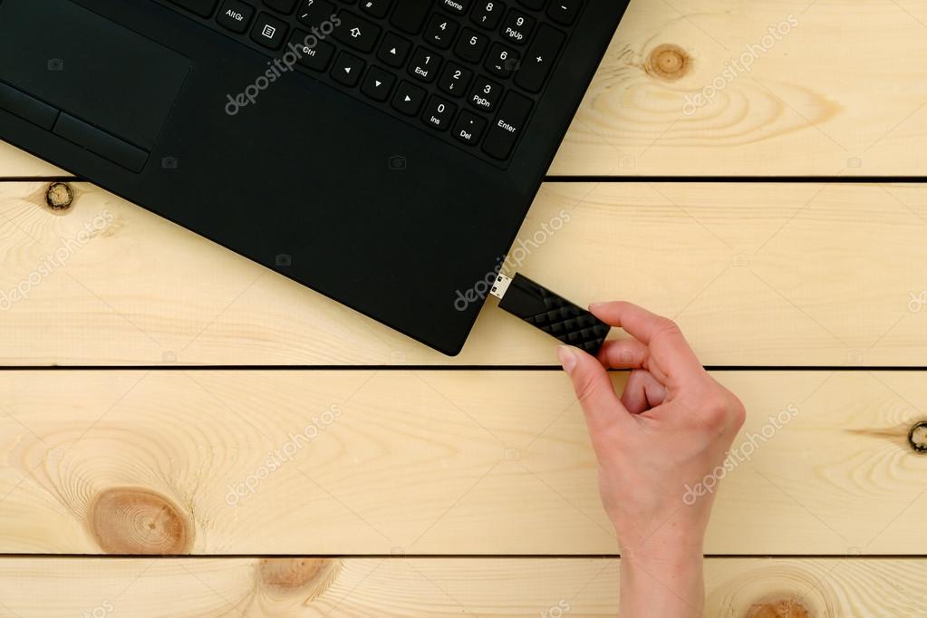 USB-Stick an einem Laptop angeschlossen