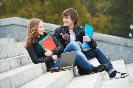 Arbeitsblätter neben einem Notebook