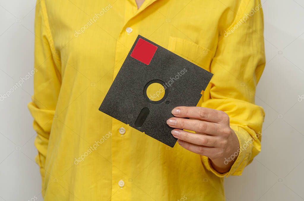 Alter Computer neben moderner Technik