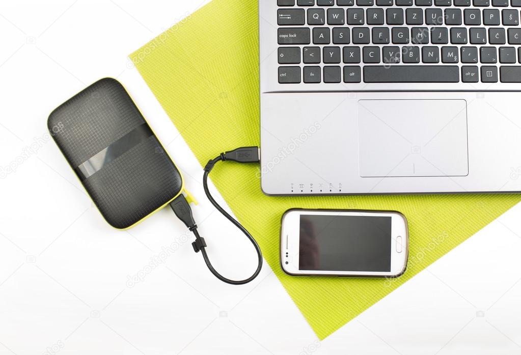 Externe Festplatte neben einem Laptop